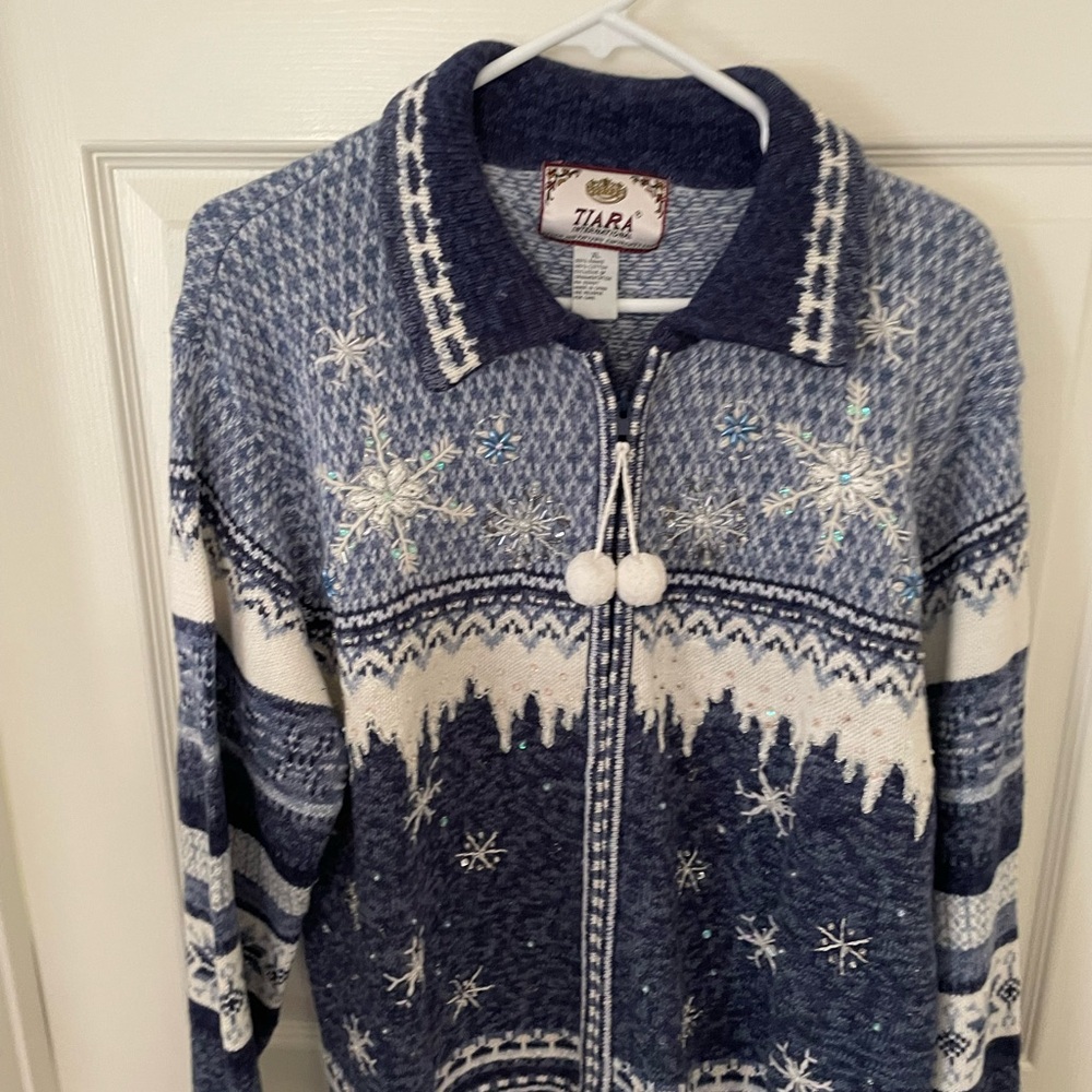 Tiara Women's Blue and White Sweater